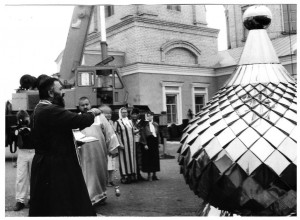 2002г. -Освящение купола на центральную (перед установкой)часть храма.